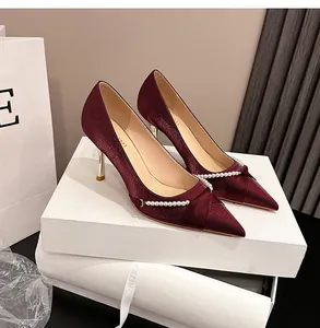 Zapatos de tacón burdeos de punta fina estilo francés con elegantes cadenas de perlas