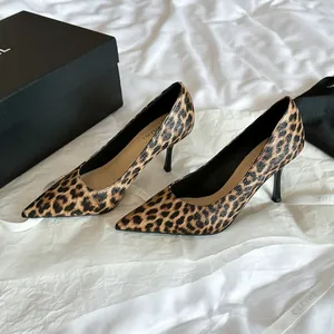 Elegante Stöckelschuhe mit Leopardenmuster, spitze Zehenpartie und Lederpolsterung