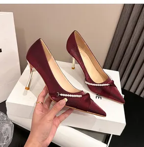 Elegantes tacones de aguja granates con cadena de perlas y acabado satinado al detalle.