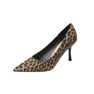 Elegante Damen Stilettos mit Leopardenmuster und spitzer Zehenpartie für den Alltag.