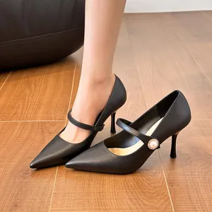 Escarpins pointus noirs élégants avec bride en perles et talon aiguille fin et chic