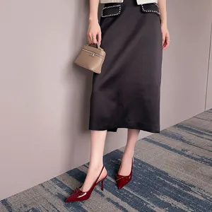 Décolleté slingback in vernice bordeaux a punta con elegante fiocco indossate ai piedi