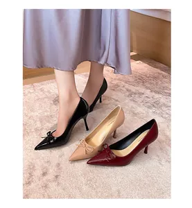Elegante spitze Stilettos mit Schleife aus Lackleder in Schwarz, Beige und Burgunderrot