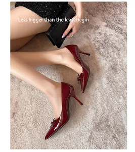 Seitenansicht von eleganten burgunderroten Lackleder-Pumps mit feinem Schleifendetail