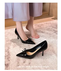 Detailansicht eleganter schwarzer Lackleder-Pumps mit spitzer Kappe und Schleifendekor
