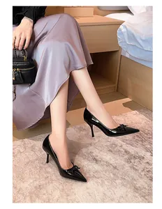 Detailansicht schwarzer Lackleder-Pumps mit spitzer Kappe und elegantem Schleifendekor
