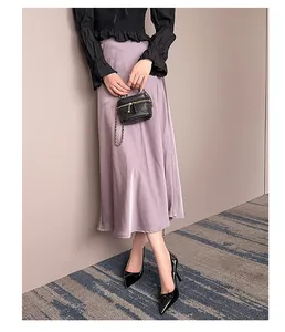 Elegante schwarze Lackpumps mit Schleife kombiniert mit einem lavendel Satinrock