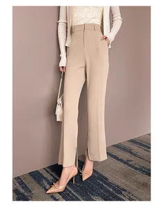 Detailansicht eleganter beiger Lackleder-Stilettos mit Schleife und spitzer Zehenpartie.