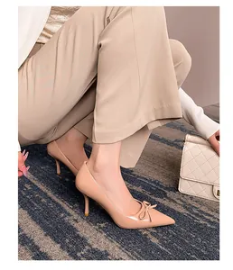 Detailansicht der nudefarbenen Lackleder-Pumps mit eleganter Schleifenverzierung