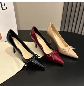 Elegante Lackleder-Pumps mit spitzer Kappe und Schleife in Schwarz, Rot und Nude