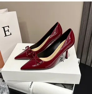 Elegante weinrote Lackleder-Stiletto-Pumps mit einer Schleife und spitzer Kappe
