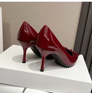 Detailaufnahme von roten Lackleder-Pumps mit spitzer Zehenpartie und elegantem Stiletto-Absatz