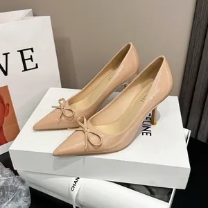 Elegante nudefarbene Lackleder-Pumps mit spitzer Zehenpartie und feinem Schleifendetail