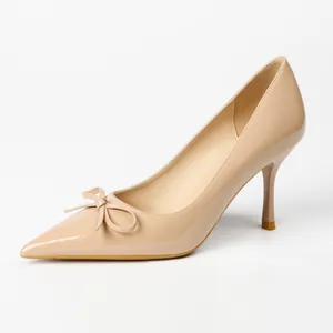 Elegante nudefarbene Lackleder-Stilettos mit spitzer Zehenpartie und Schleifendetail