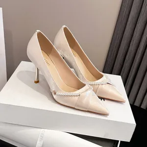 Tacones de Aguja Elegantes de Punta Francesa para Mujer Cadena de Perlas Satén Zapatos Individuales Diseño de Nicho Banquete Boda