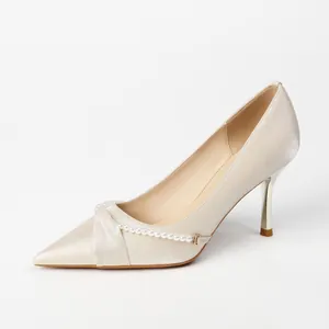 Elegantes tacones de aguja de satén champán con cadena de perlas y punta para fiesta
