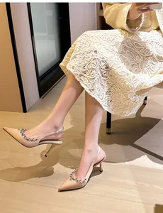 Eleganti décolleté slingback in raso champagne con decorazioni in strass su modella