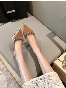 Eleganti décolleté in raso champagne con dettagli floreali in strass sulla punta