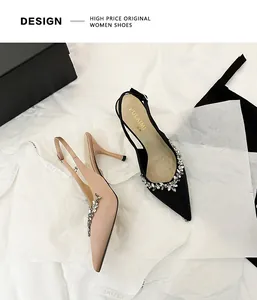 Dettaglio di décolleté slingback in raso con grappoli di fiori in strass sulla punta affusolata.