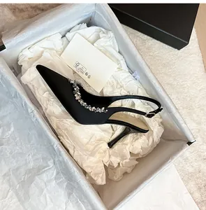 Elegante décolleté slingback in raso nero con dettagli in strass in una confezione regalo