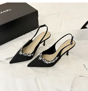 Eleganti décolleté slingback in raso nero con fiori di strass e tacchi a spillo.
