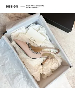 Eleganti décolleté slingback in raso rosa con strass in una confezione regalo.