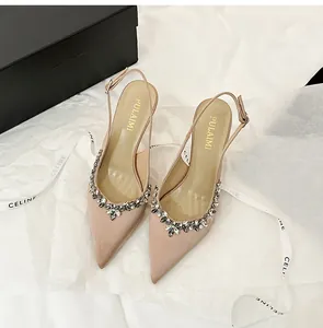 Vista dettagliata delle décolleté slingback in raso nude con eleganti fiori di strass