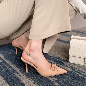 Eleganti décolleté slingback in vernice nude a punta con un delicato fiocco fine