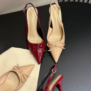 Eleganti décolleté slingback a punta in pelle verniciata bordeaux e beige con fiocco