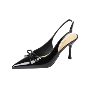 Eleganti décolleté a punta in vernice nera con fiocco e cinturino slingback sottile