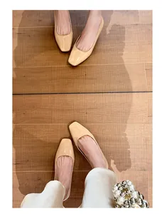 Eleganti décolleté beige in vernice con punta quadrata viste dall'alto in dettaglio