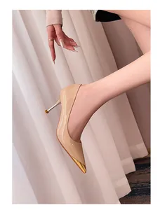 Detailansicht nudefarbener Lackleder-Stilettos mit goldener Metall-Spitze für Damen