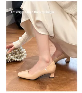 Vista dettagliata delle décolleté in vernice beige con punta quadrata e tacco largo.