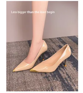 Detailaufnahme der beigen Lackleder-Stilettos mit eleganter goldener Metall-Spitzkappe.