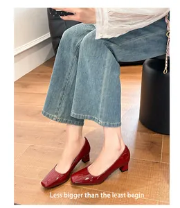 Eleganti décolleté rosse in vernice con punta quadrata e tacco largo indossate dal modello
