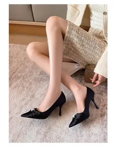 Elegante schwarze Satin-Stilettos mit spitzer Zehenpartie und luxuriöser Kristallschnalle
