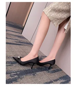 Detailansicht der schwarzen Satin-Brautschuhe mit eleganter Perlenverzierung