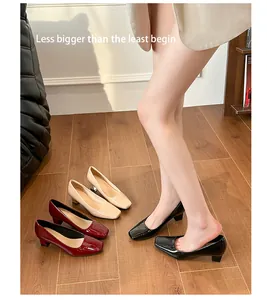 Scarpe col tacco quadrato in pelle verniciata con tacco largo mostrate su modella