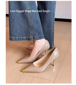 Elegante nudefarbene Lackleder-Pumps mit metallischer Goldspitze und Stiletto-Absatz.