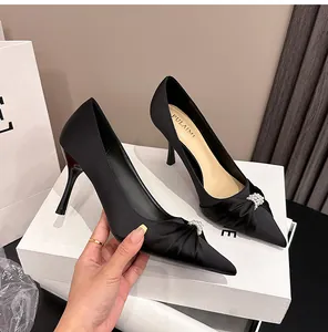 Elegante schwarze Satin-Pumps mit spitzer Zehenpartie und feiner Perlenverzierung
