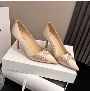 Elegante champagnerfarbene Satin-Pumps mit Perlen- und Strass-Plissee-Detail