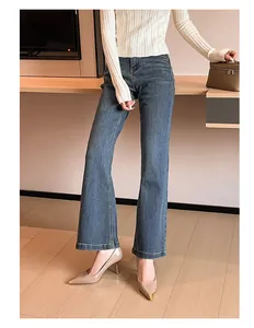 Detailansicht beige Lackleder-High-Heels mit schicker goldener Metallkappe an der Spitze