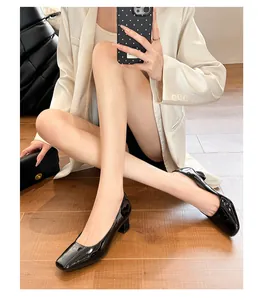 Eleganti décolleté in vernice nera con punta quadrata e comodo tacco a blocco medio.