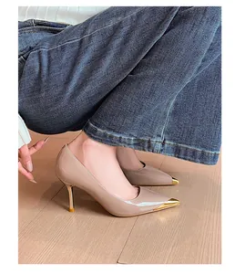 Elegante beige Lackleder-Stiletto-Pumps mit goldener Metallkappe an der Spitze