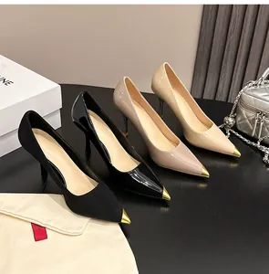Detailansicht von spitzen Stiletto-Absätzen mit eleganten Gold-Metallspitzen in verschiedenen Farben.