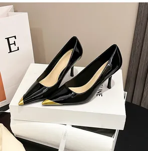 Elegante schwarze Lackleder-Pumps mit goldener Metallspitze und schmalem hohen Absatz.