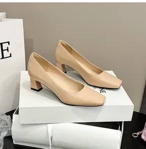 Dettaglio ravvicinato delle décolleté beige in vernice con punta quadrata e tacco