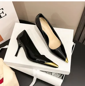 Detailansicht von schwarzen Lackleder-Pumps mit eleganten goldenen Metallspitzen