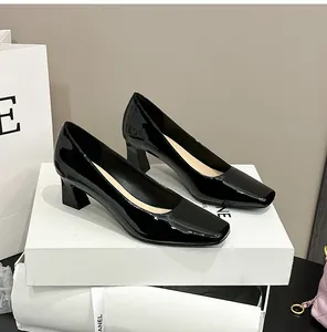 Eleganti décolleté in vernice nera con punta quadrata e tacco largo su scatola.