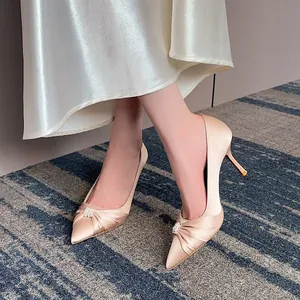 Elegante champagnerfarbene Satin-High-Heels mit Perlen-Akzenten für die Hochzeit